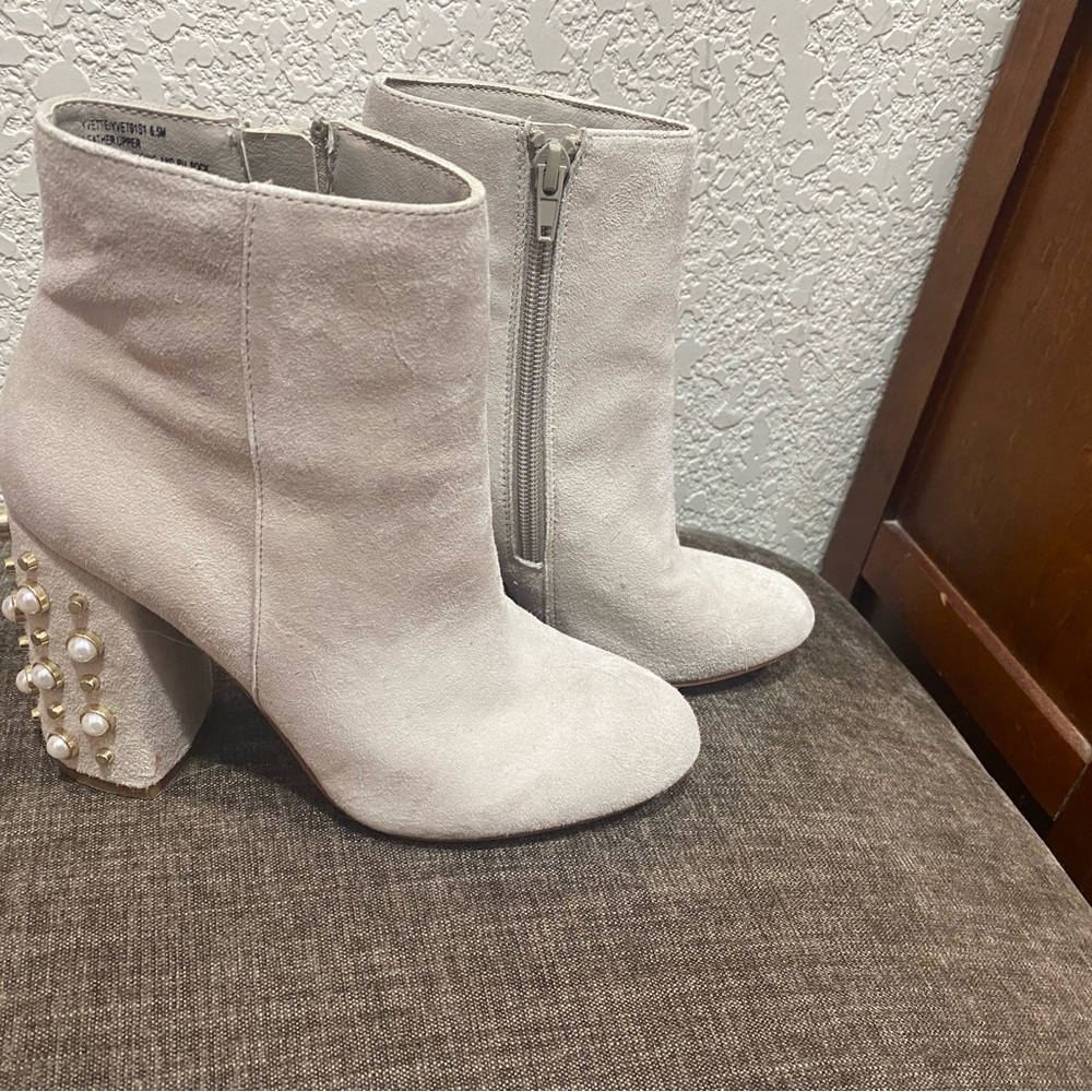 Steve Madden White Ankle Boots with Chunky Heel and Zipper Closure